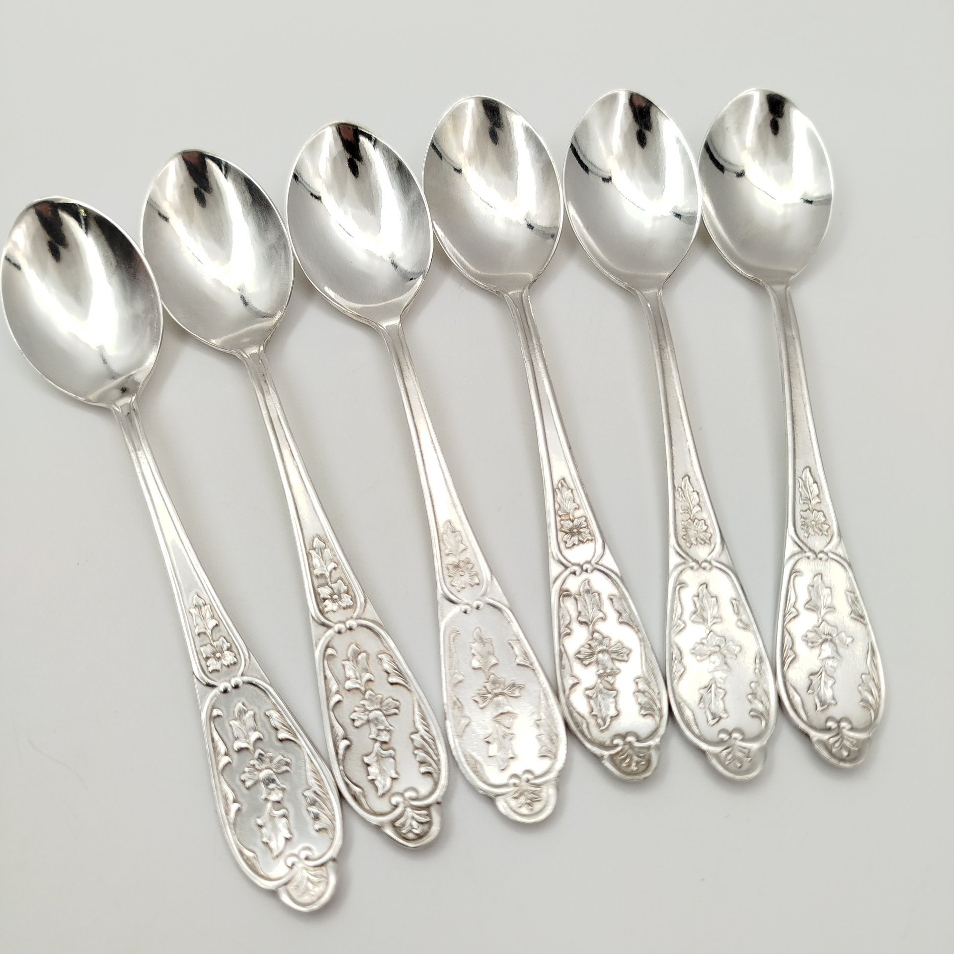 Набор чайных ложек на 6 персон с растительным декором, в подарочной коробке, мНЦ (медь-никель-цинк), картон, ткань, Завод «Мстерский ювелир», СССР, 1977 г.