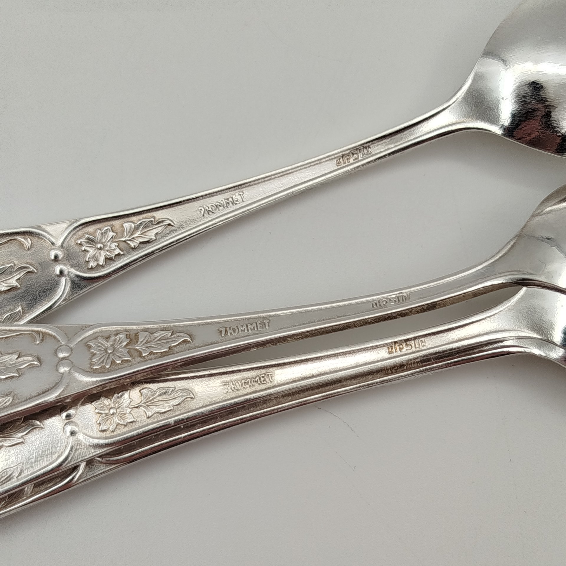 Набор чайных ложек на 6 персон с растительным декором, в подарочной коробке, мНЦ (медь-никель-цинк), картон, ткань, Завод «Мстерский ювелир», СССР, 1977 г.