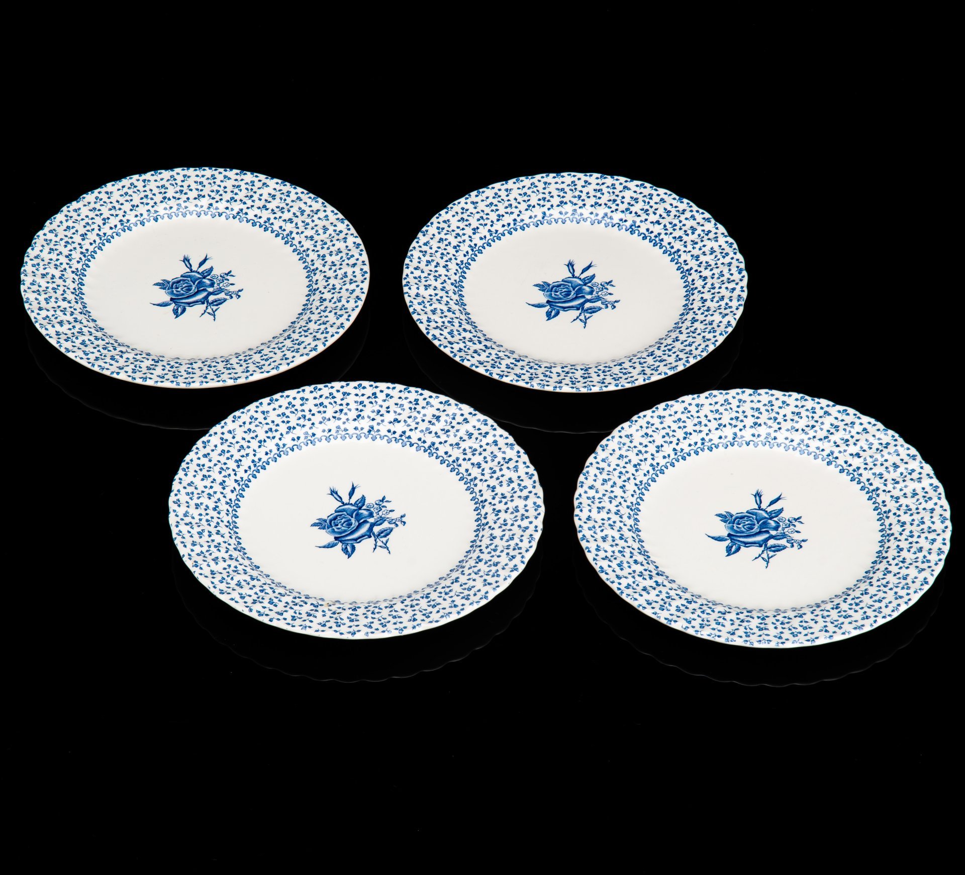 Набор из четырех тарелок "Rose Bouquet" с декором в виде роз и листиков, Royal Victoria