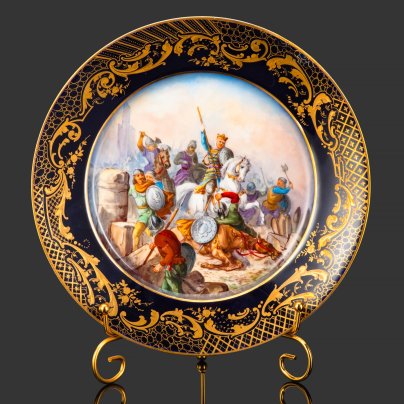 Тарелка с батальным сюжетом "Вступление французской армии в Париж, 13 апреля 1436 год" (выполнена для дворца Тюильри "Chateau des Tuileries"), фарфор, крытье кобальтом, золочение, цировка, роспись, Севрская фарфоровая мануфактура (Sevres), Франция, 1844 г.
