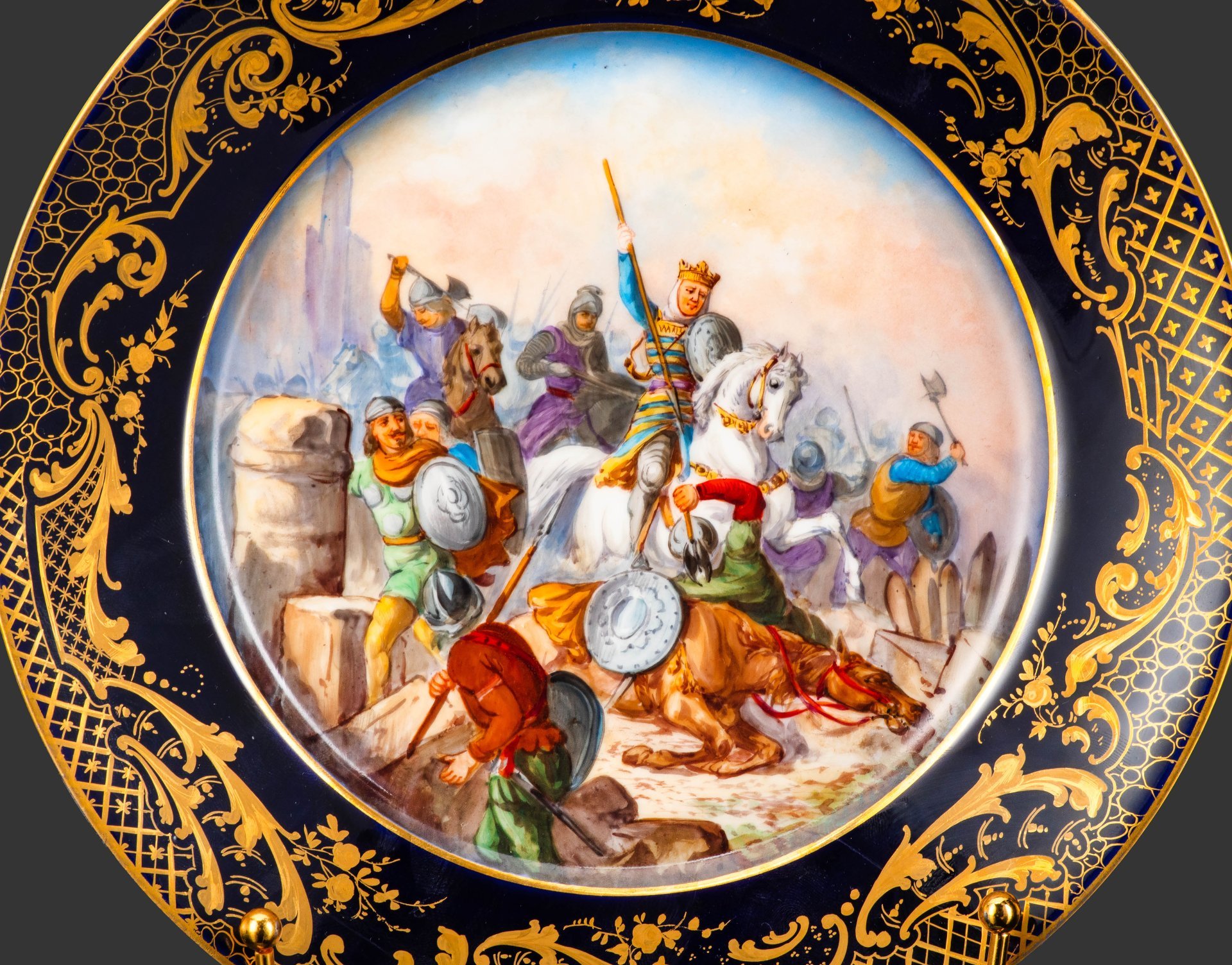 Тарелка с батальным сюжетом "Вступление французской армии в Париж, 13 апреля 1436 год" (выполнена для дворца Тюильри "Chateau des Tuileries"), фарфор, крытье кобальтом, золочение, цировка, роспись, Севрская фарфоровая мануфактура (Sevres), Франция, 1844 г.
