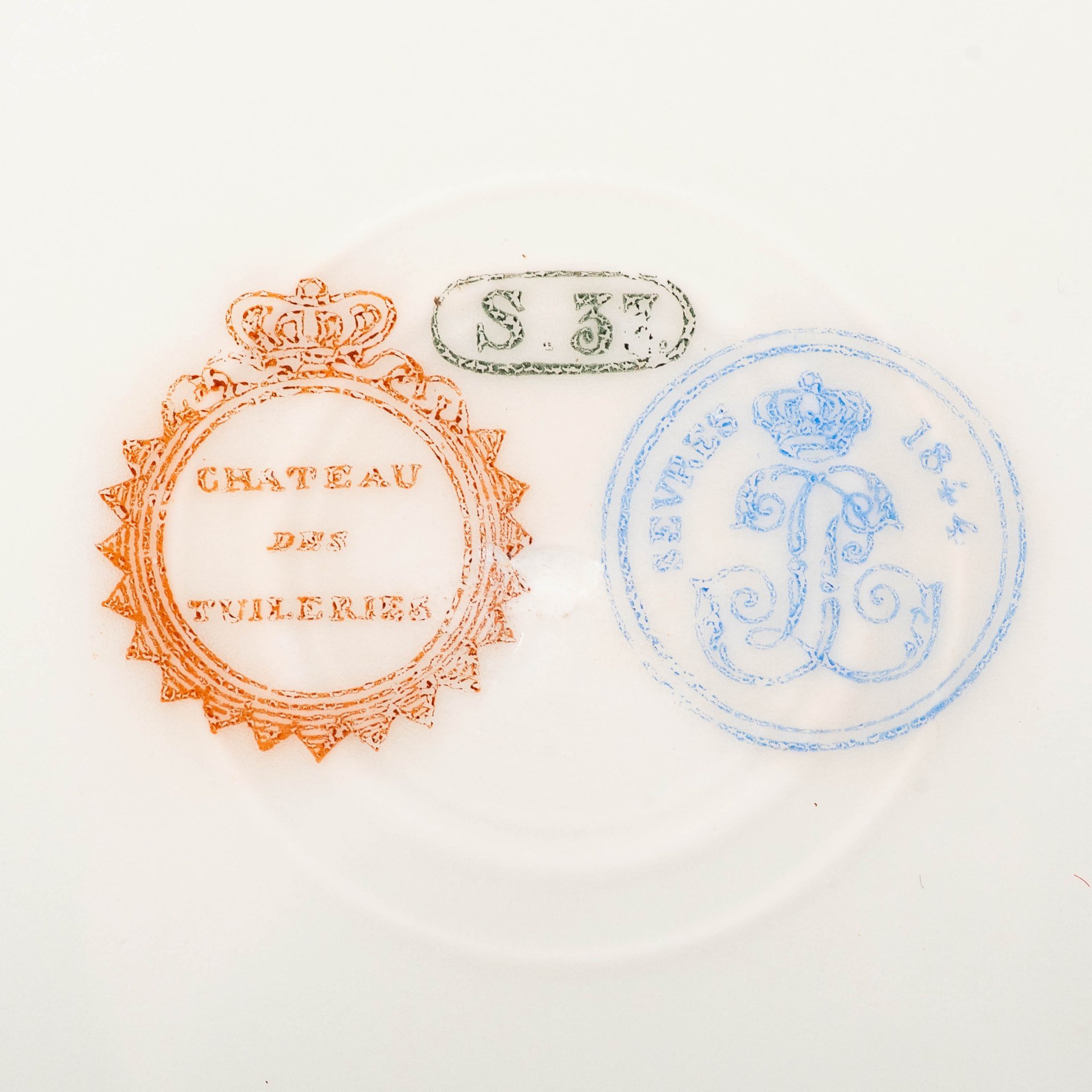 Тарелка с батальным сюжетом "Вступление французской армии в Париж, 13 апреля 1436 год" (выполнена для дворца Тюильри "Chateau des Tuileries"), фарфор, крытье кобальтом, золочение, цировка, роспись, Севрская фарфоровая мануфактура (Sevres), Франция, 1844 г.