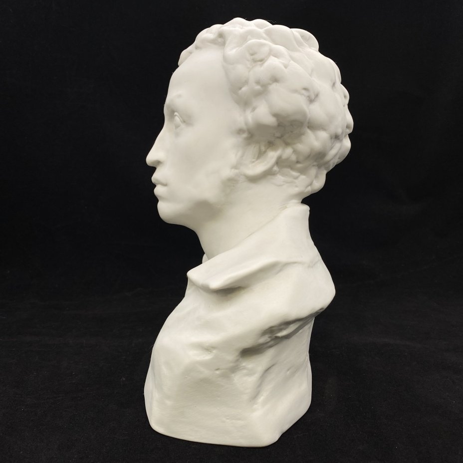 Бюст "Александр Сергеевич Пушкин", автор модели А.Д. Корсиков, бисквит, Ленинградский фарфоровый завод (ЛФЗ), СССР, 1960-1970 гг., Ленинградский фарфоровый завод (ЛФЗ)