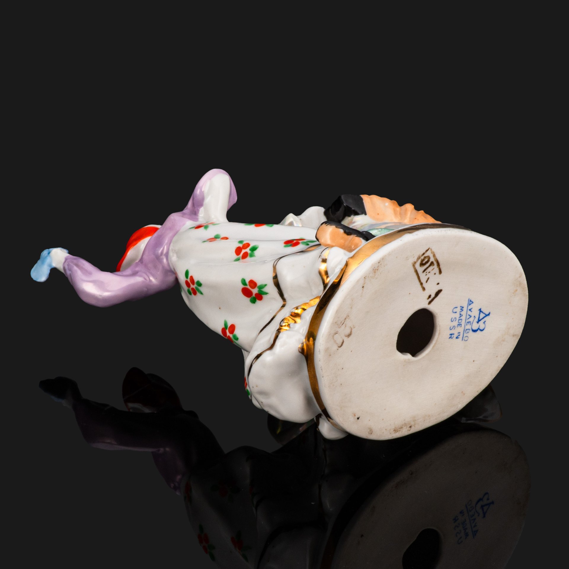Статуэтка "Под гармошку" ("Гармонист и танцующая девушка"), автор Чечулина Г.Д., экспортное клеймо, Дулевский фарфоровый завод (Дулёво)