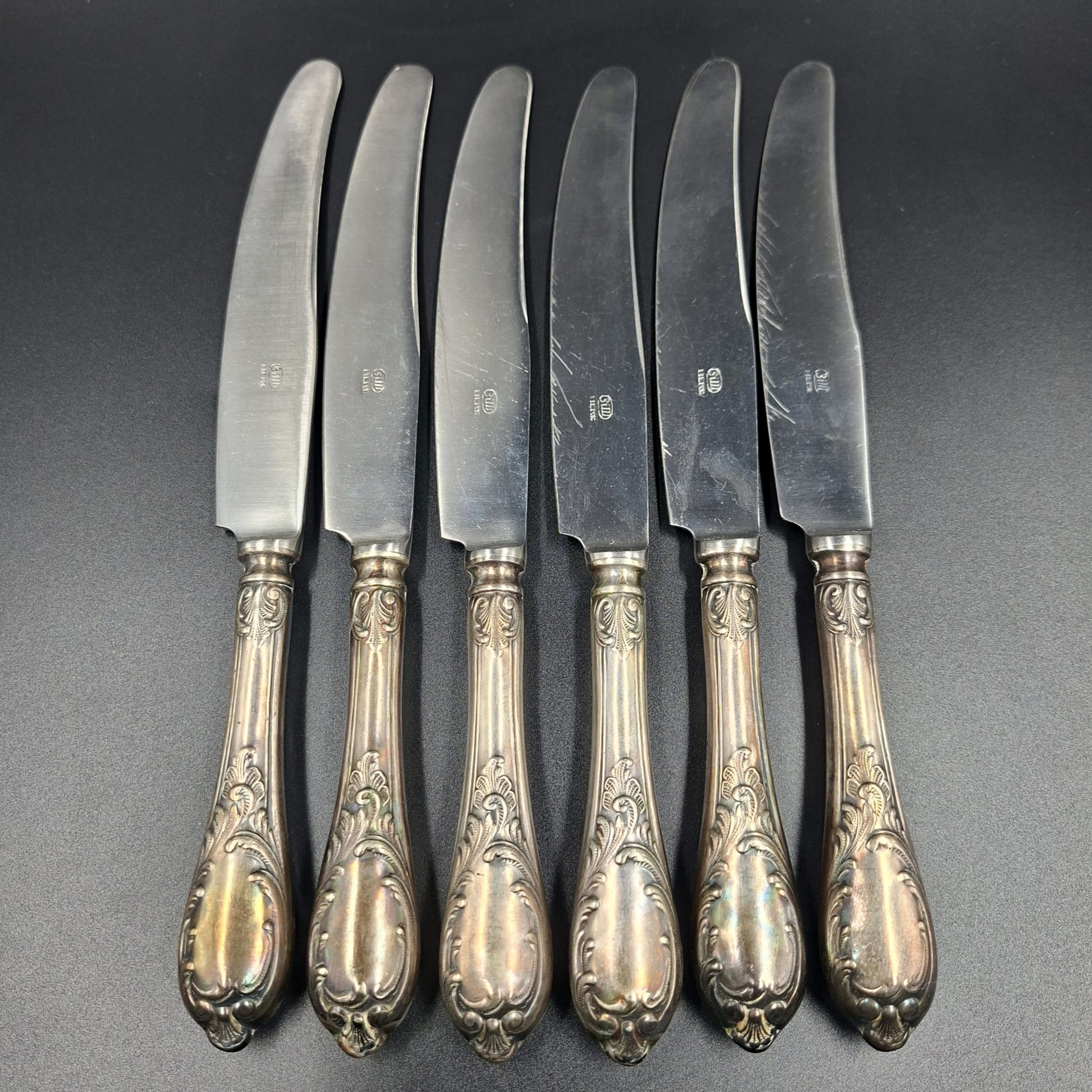 Набор из шести столовых ножей с растительным декором, мНЦ (медь-никель-цинк), нержавеющая сталь, Вольнянский завод столовых приборов им. Шевченко (ЗiШ, ЗиШ), СССР, 1960-1980 гг.