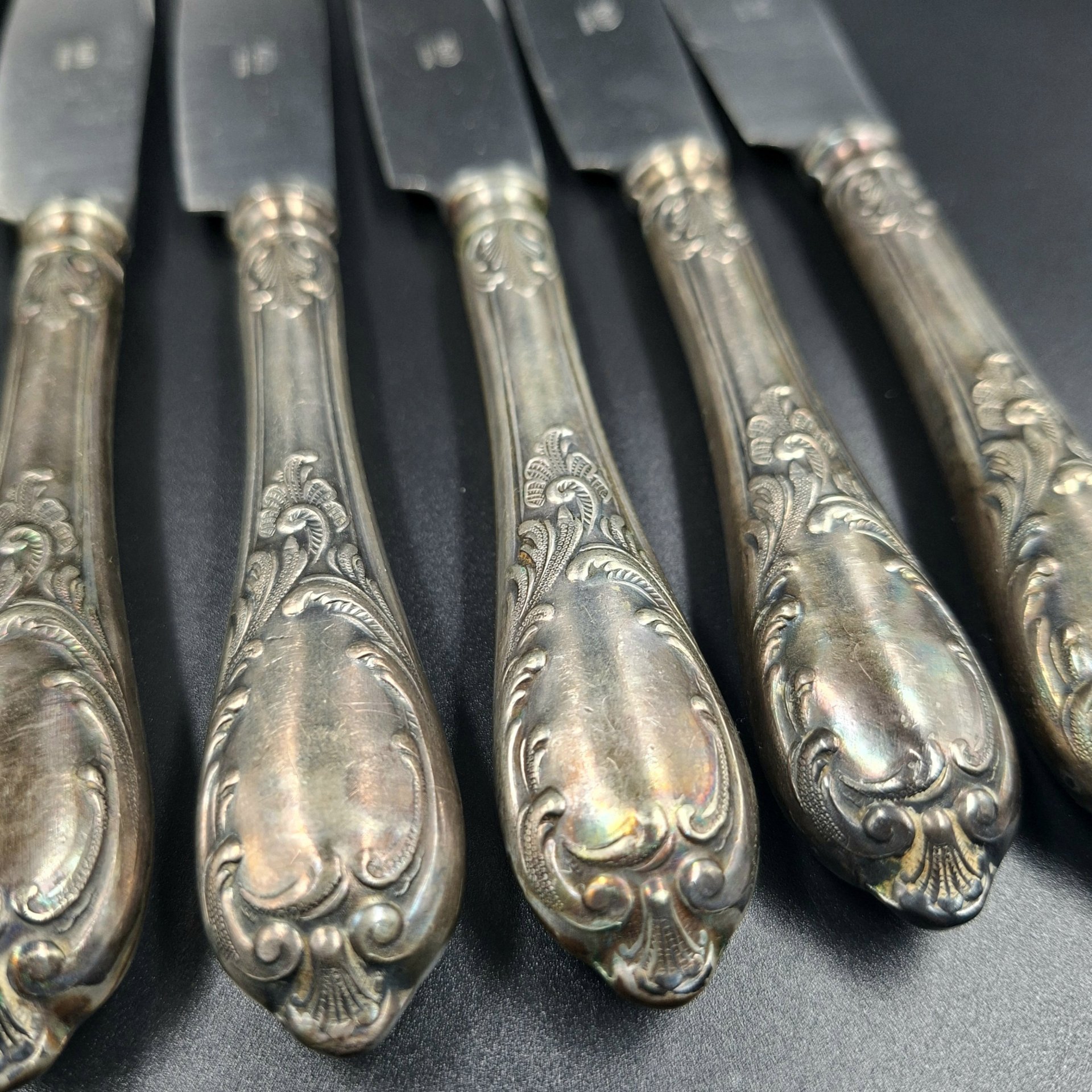 Набор из шести столовых ножей с растительным декором, мНЦ (медь-никель-цинк), нержавеющая сталь, Вольнянский завод столовых приборов им. Шевченко (ЗiШ, ЗиШ), СССР, 1960-1980 гг.