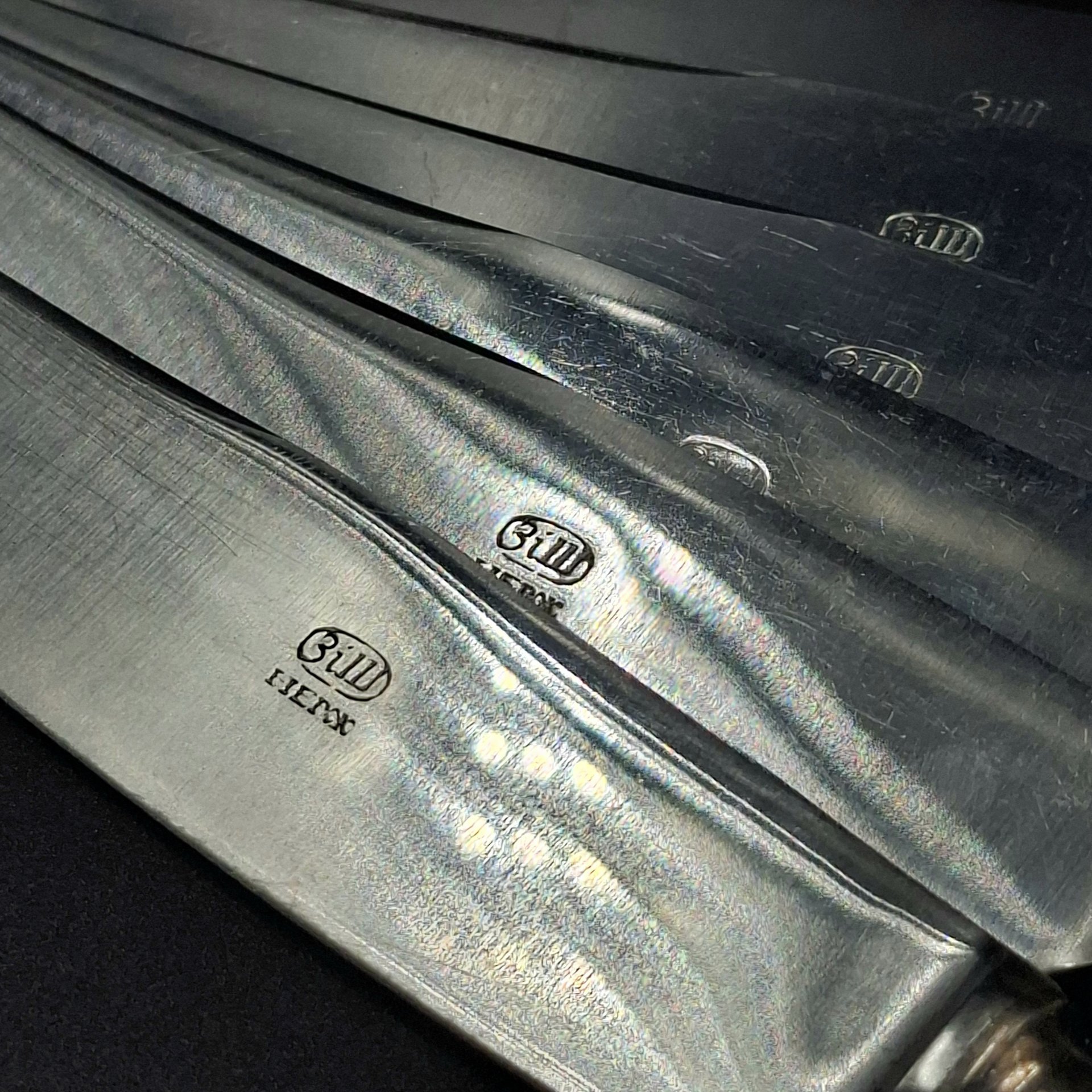 Набор из шести столовых ножей с растительным декором, мНЦ (медь-никель-цинк), нержавеющая сталь, Вольнянский завод столовых приборов им. Шевченко (ЗiШ, ЗиШ), СССР, 1960-1980 гг.