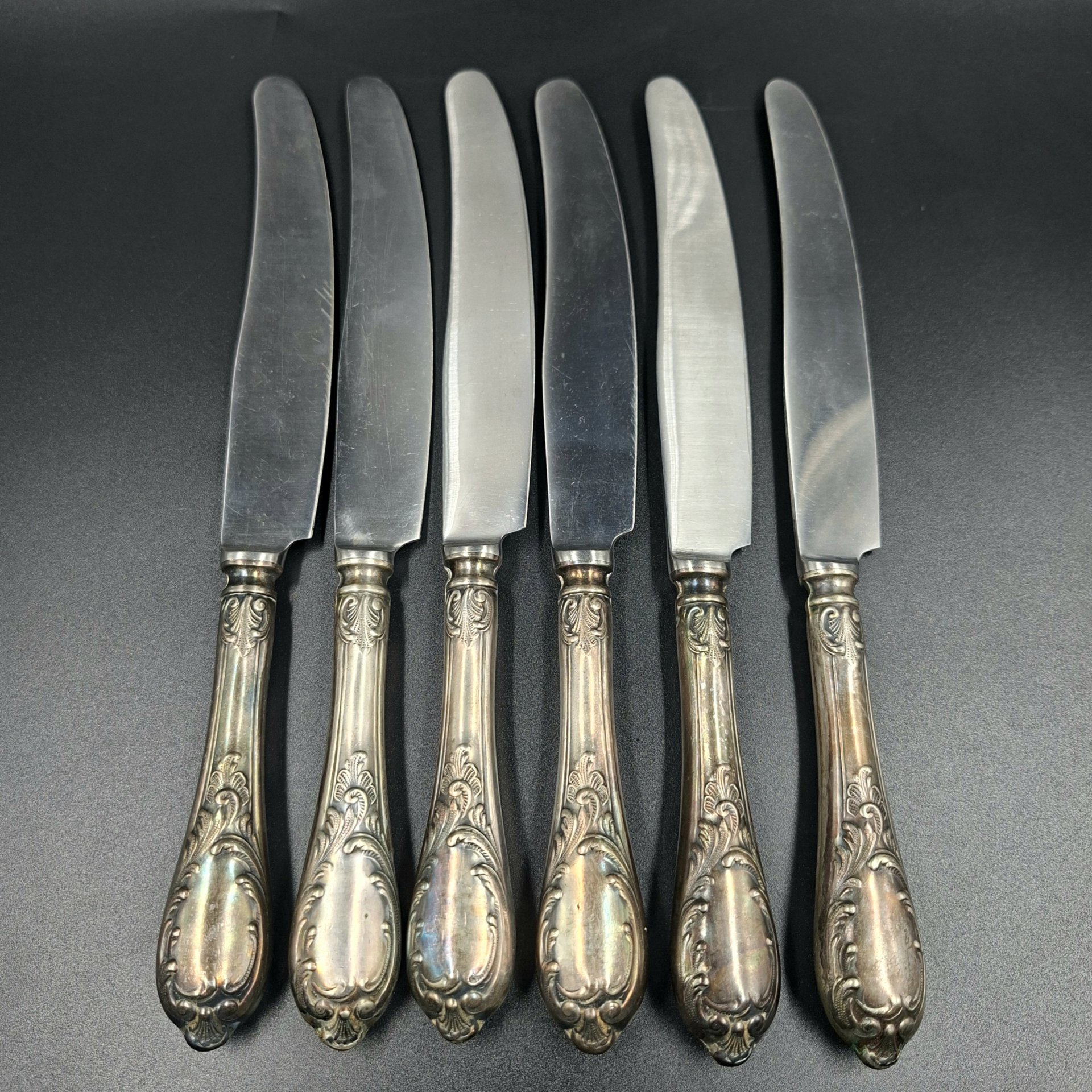 Набор из шести столовых ножей с растительным декором, мНЦ (медь-никель-цинк), нержавеющая сталь, Вольнянский завод столовых приборов им. Шевченко (ЗiШ, ЗиШ), СССР, 1960-1980 гг.