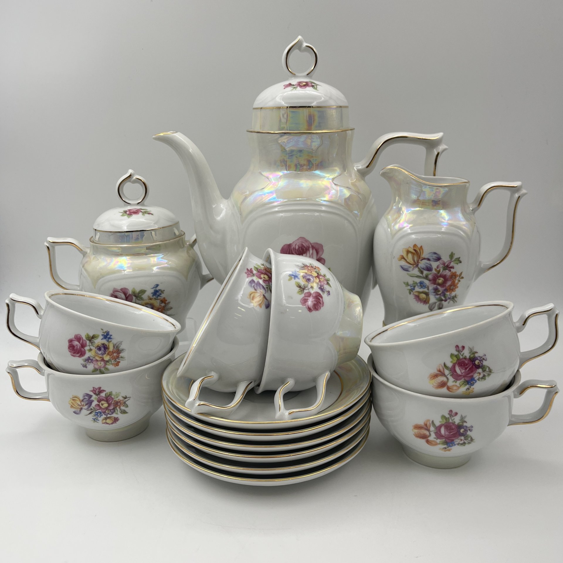 Сервиз чайно-кофейный на 6 персон (15 предметов), украшенный цветочным декором, фарфор, деколь, люстр, золочение, Spezial Eisenberg Porzellan (SEP), ГДР, 1960-1980 гг.