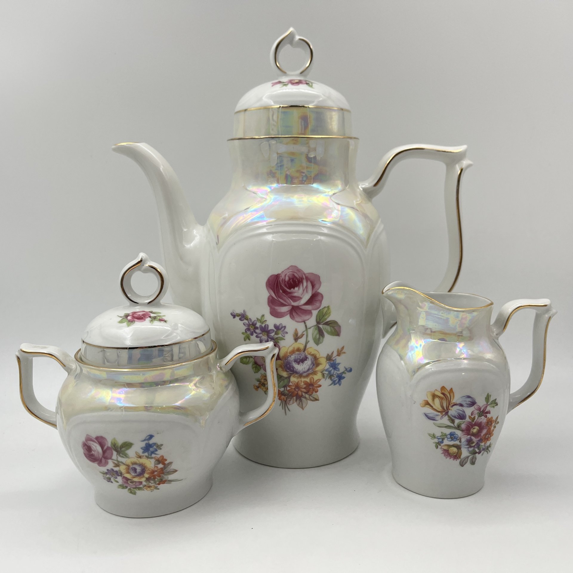 Сервиз чайно-кофейный на 6 персон (15 предметов), украшенный цветочным декором, фарфор, деколь, люстр, золочение, Spezial Eisenberg Porzellan (SEP), ГДР, 1960-1980 гг.