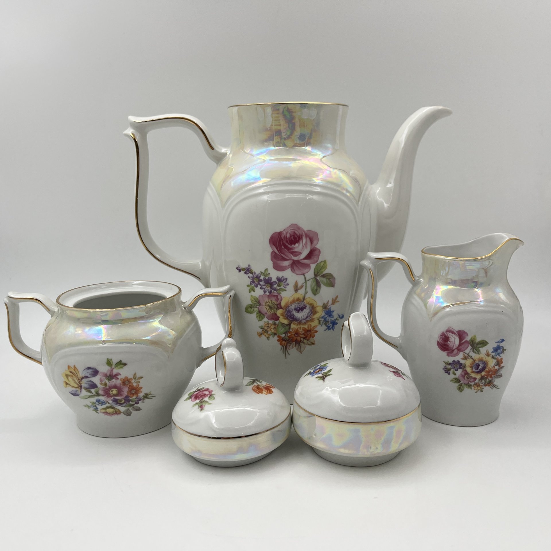 Сервиз чайно-кофейный на 6 персон (15 предметов), украшенный цветочным декором, фарфор, деколь, люстр, золочение, Spezial Eisenberg Porzellan (SEP), ГДР, 1960-1980 гг.