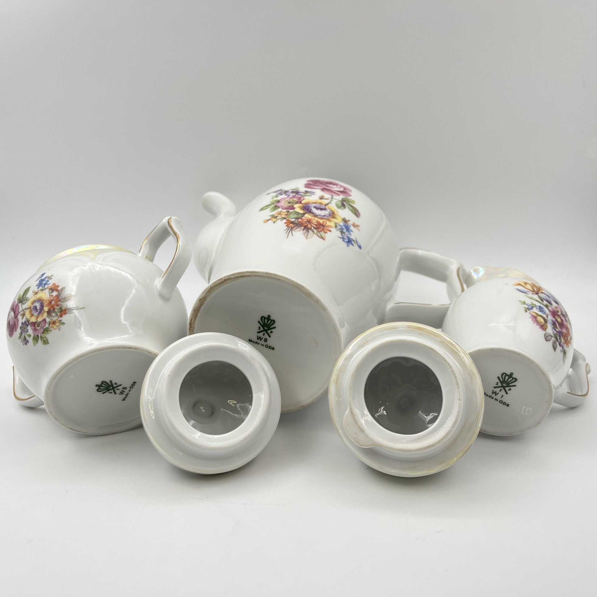 Сервиз чайно-кофейный на 6 персон (15 предметов), украшенный цветочным декором, фарфор, деколь, люстр, золочение, Spezial Eisenberg Porzellan (SEP), ГДР, 1960-1980 гг.