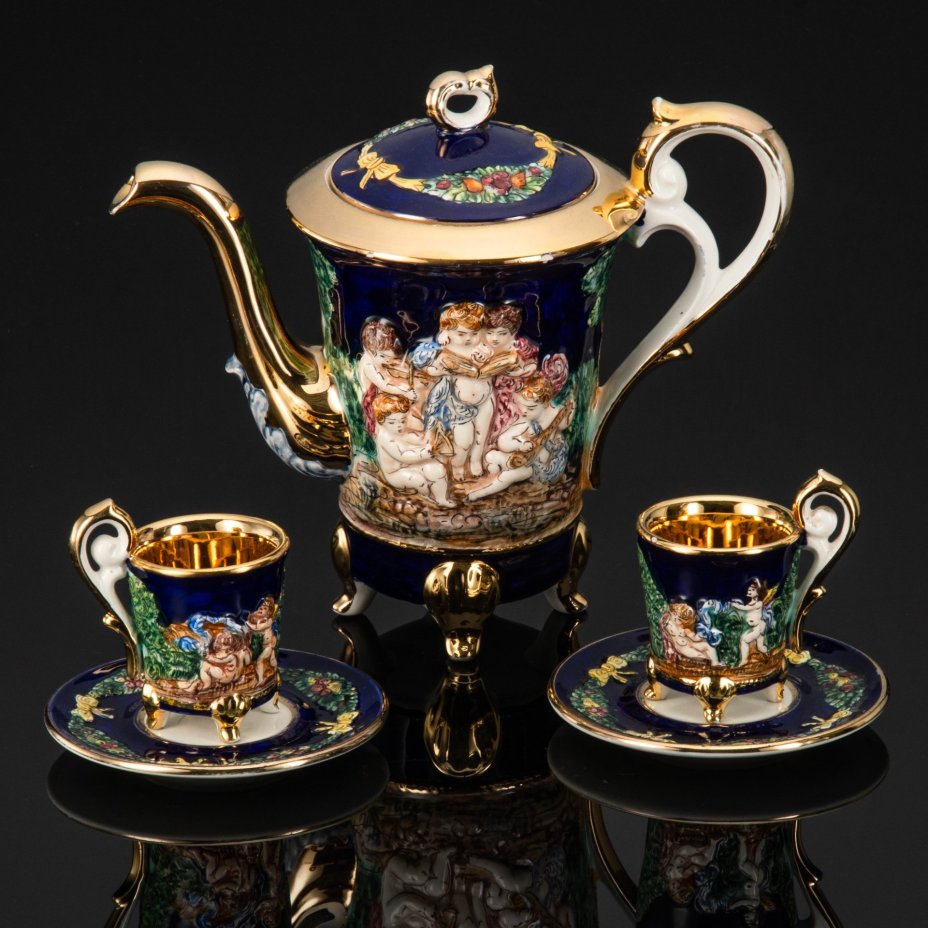 Сервиз кофейный тет-а-тет с рельефным изображением Путти в стиле Capodimonte (Каподимонте), фаянс, роспись, крытье, золочение, Италия, 1970-1990 гг.