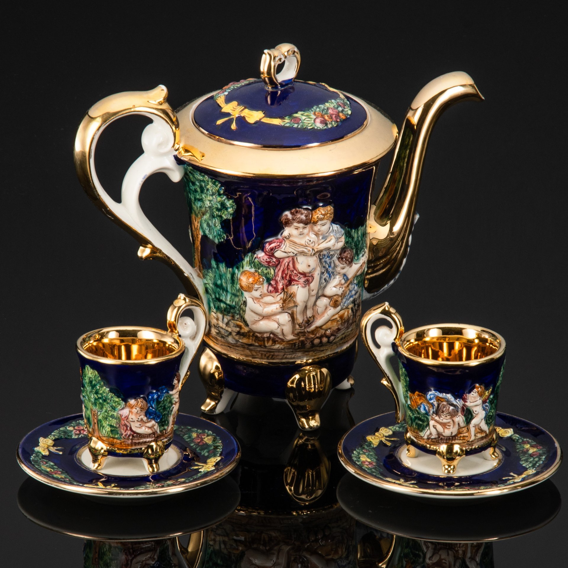 Сервиз кофейный тет-а-тет с рельефным изображением Путти в стиле Capodimonte (Каподимонте), фаянс, роспись, крытье, золочение, Италия, 1970-1990 гг.