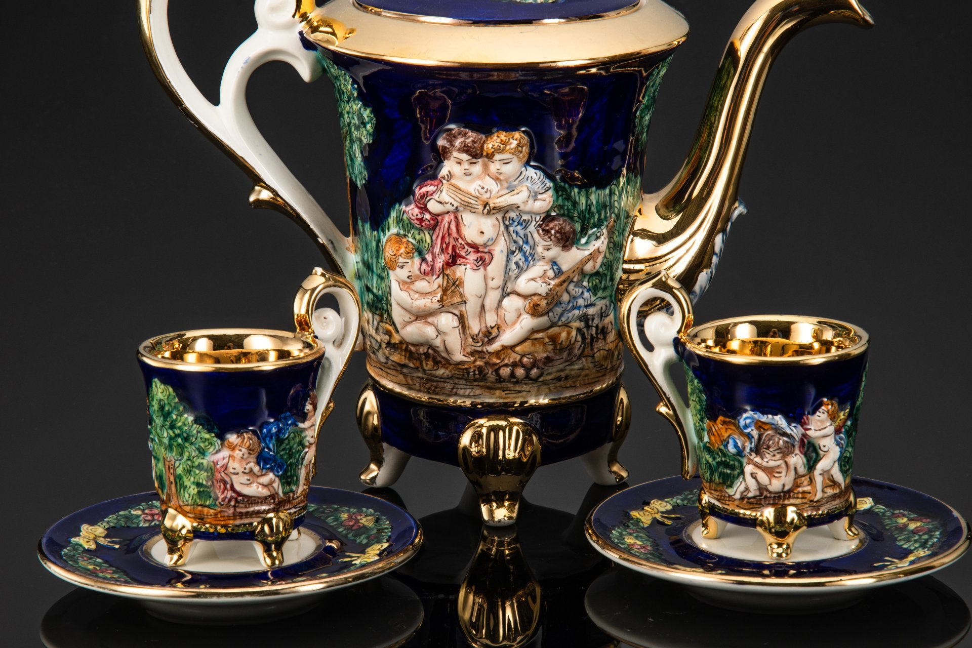 Сервиз кофейный тет-а-тет с рельефным изображением Путти в стиле Capodimonte (Каподимонте), фаянс, роспись, крытье, золочение, Италия, 1970-1990 гг.