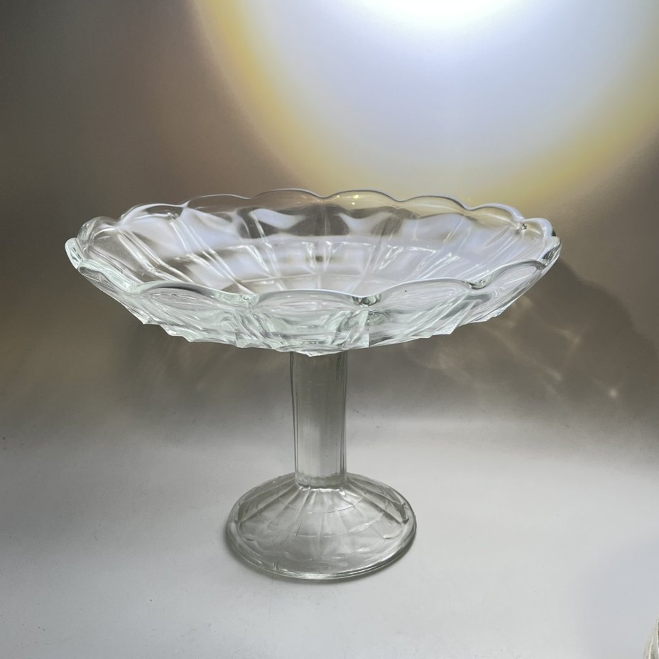 Фруктовница круглой формы на ножке с геометрическим декором, стекло, Дятьковский хрустальный завод, СССР, 1970-1990 гг.