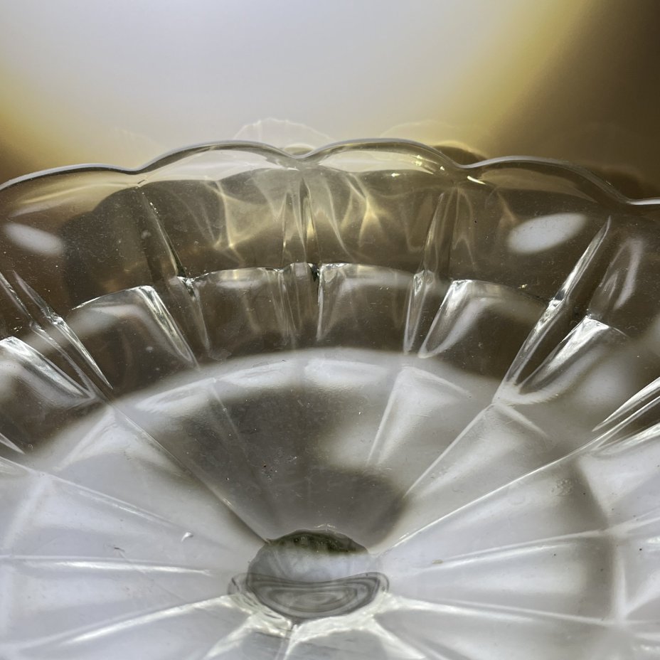 Фруктовница круглой формы на ножке с геометрическим декором, стекло, Дятьковский хрустальный завод, СССР, 1970-1990 гг.