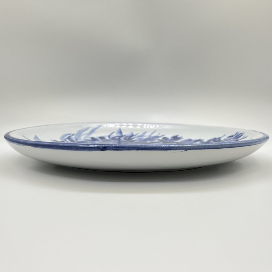 Блюдо большое, украшенное цветочным декором