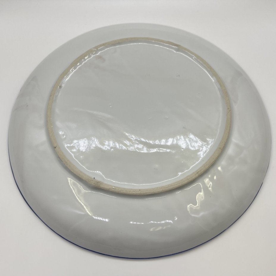 Блюдо большое, украшенное цветочным декором