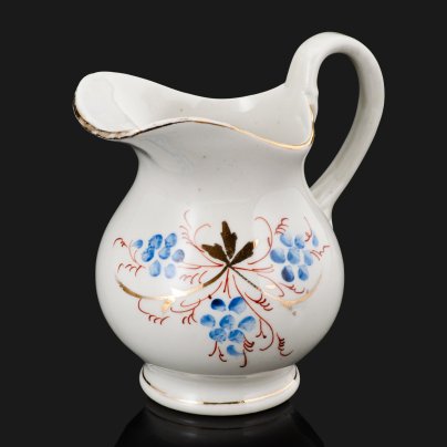 Молочник (крупный), украшенный цветочным узором