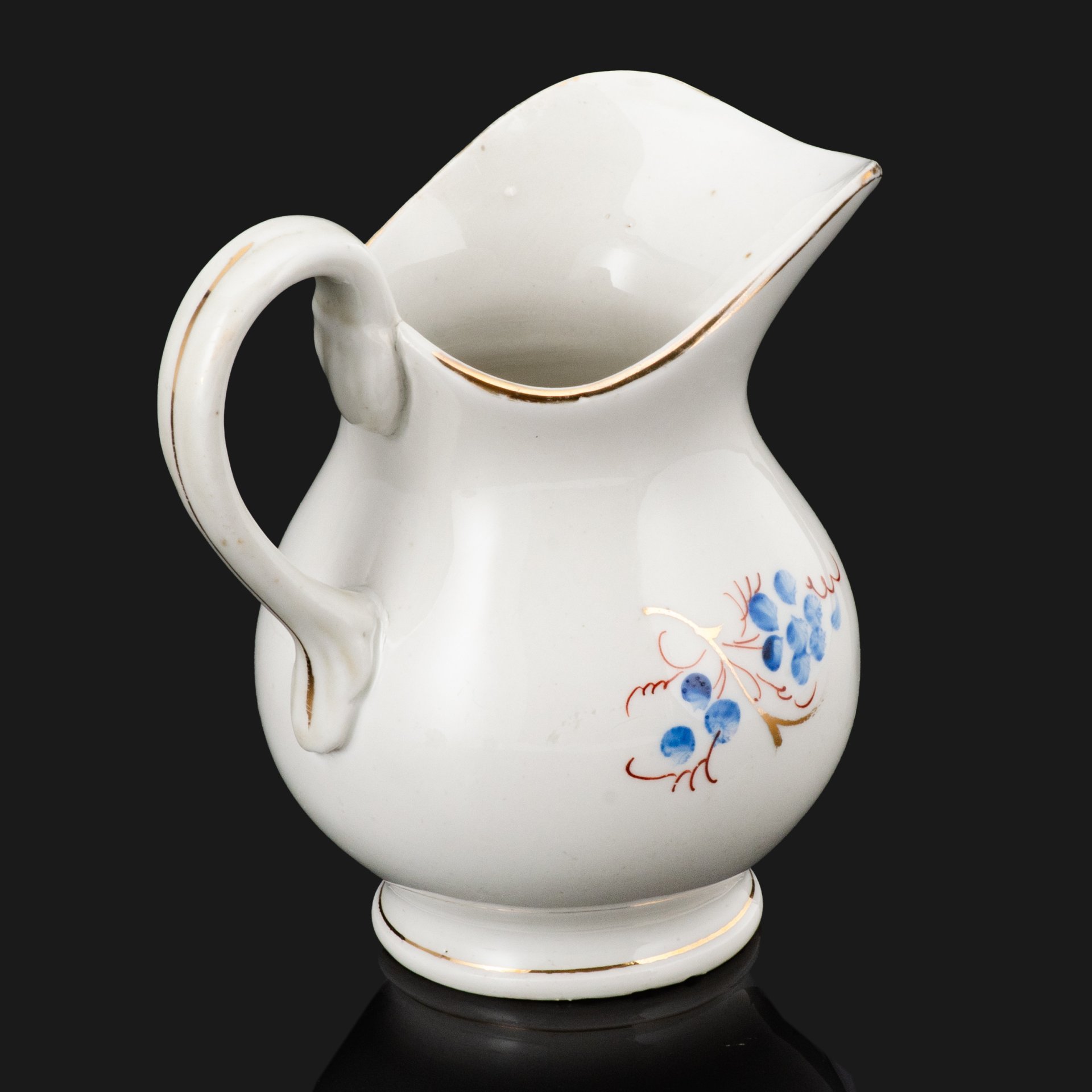 Молочник (крупный), украшенный цветочным узором