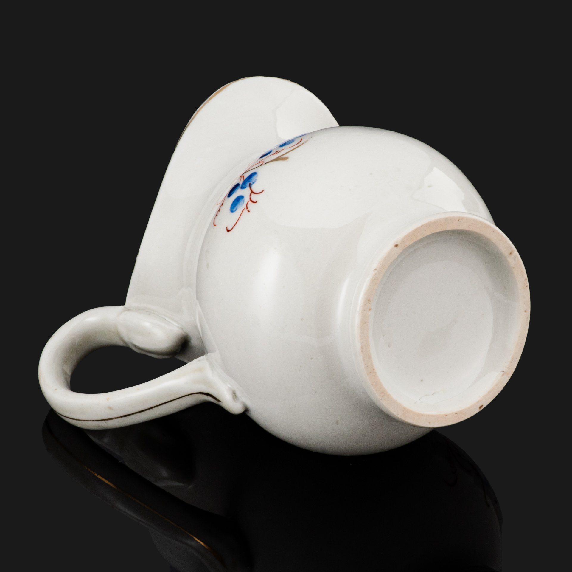Молочник (крупный), украшенный цветочным узором