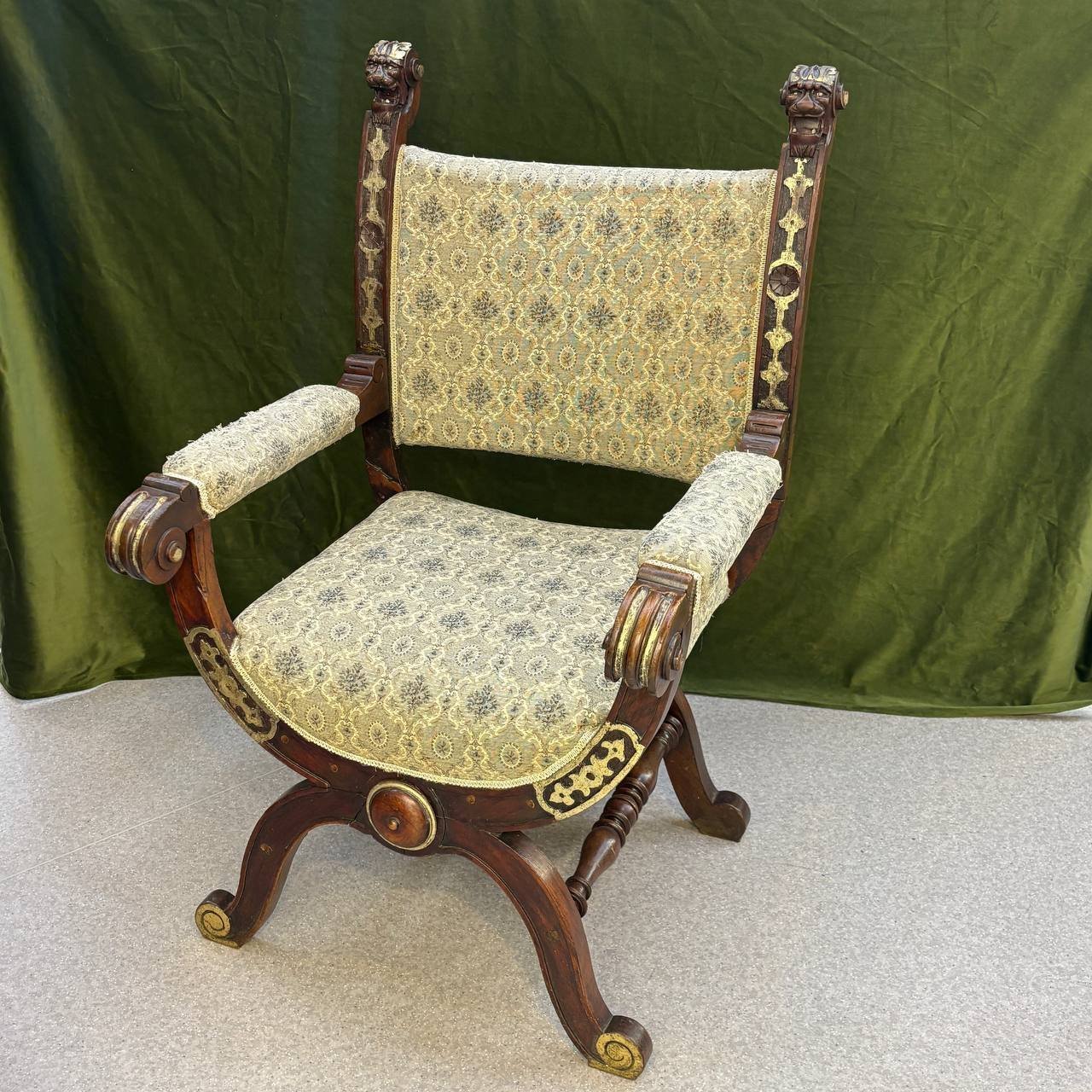 Кресло курульное с декоративными элементами в виде львиных голов, дерево, резьба, краска, Российская империя, 1880-1910 гг.