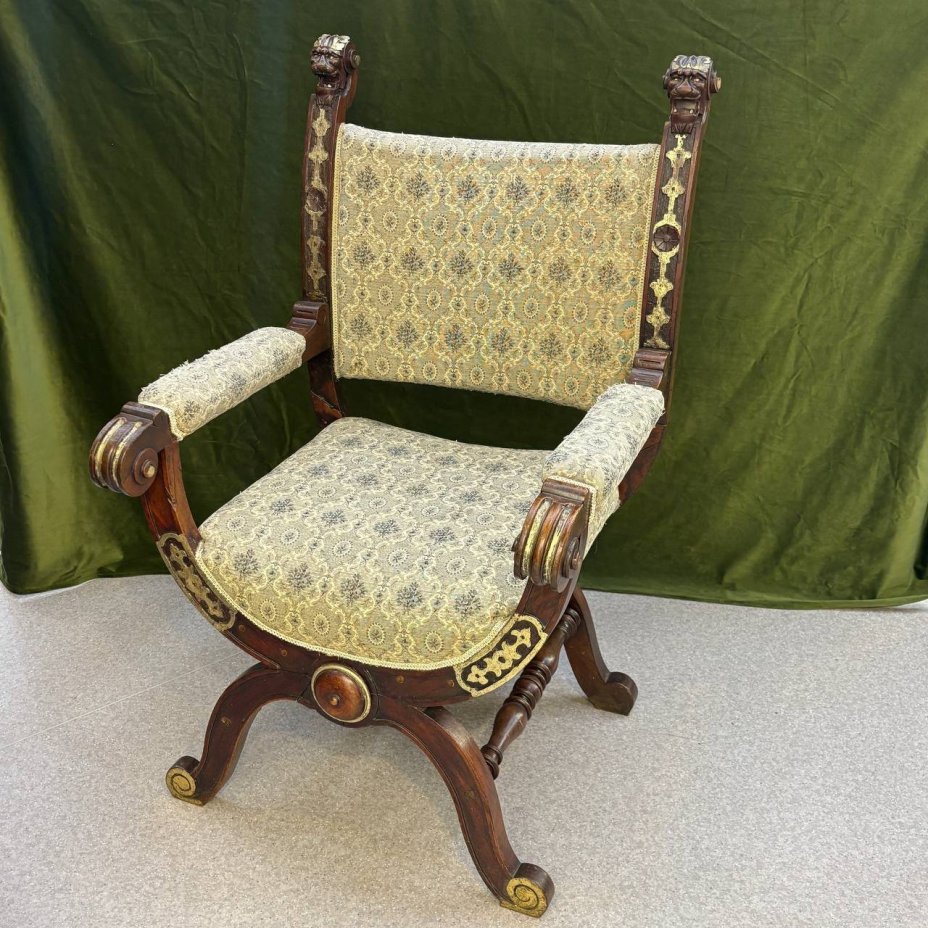 Кресло курульное с декоративными элементами в виде львиных голов, дерево, резьба, краска, Российская империя, 1880-1910 гг.