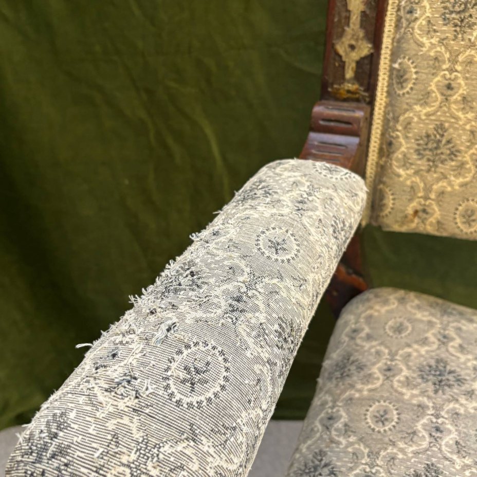 Кресло курульное с декоративными элементами в виде львиных голов