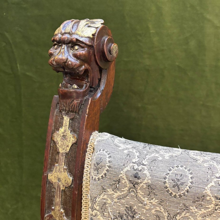 Кресло курульное с декоративными элементами в виде львиных голов