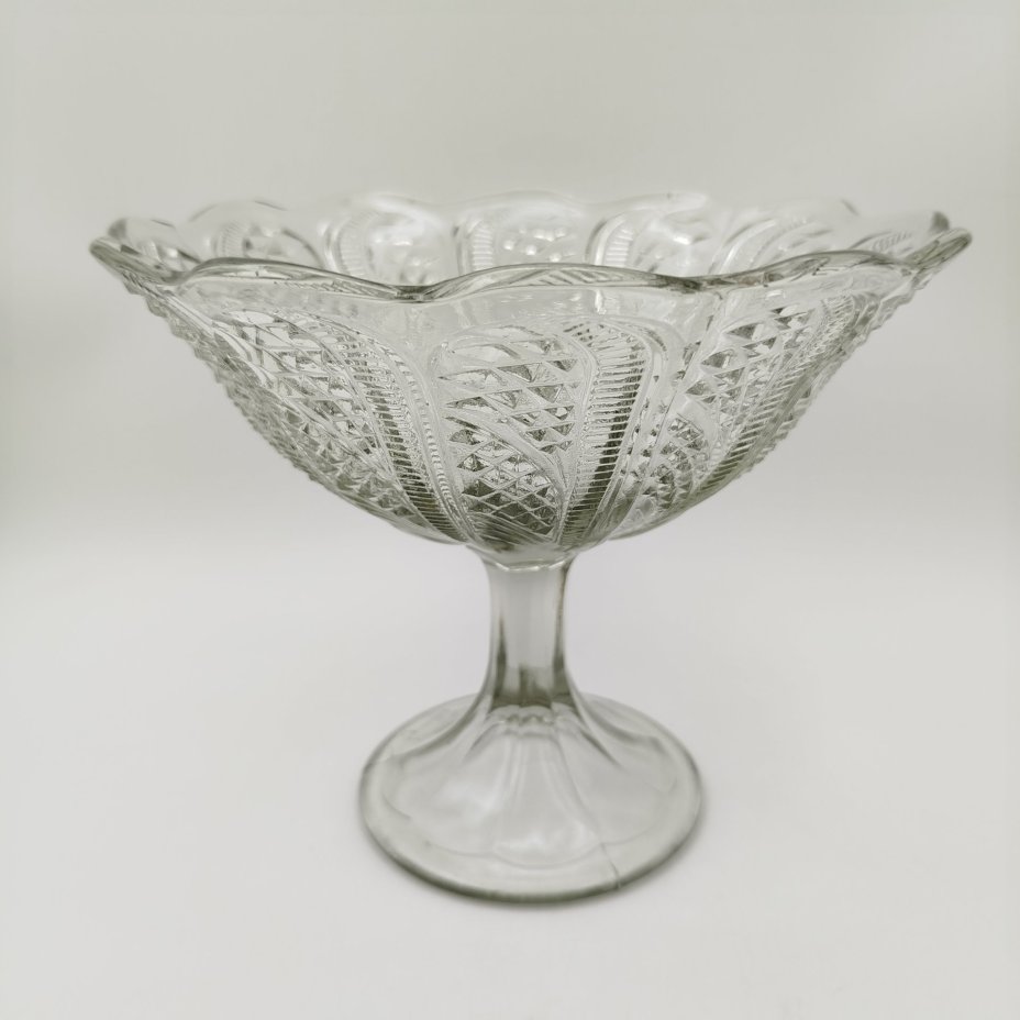 Ваза на ножке, украшенная геометрическим декором, стекло, пресс, СССР, 1970-1990 гг.