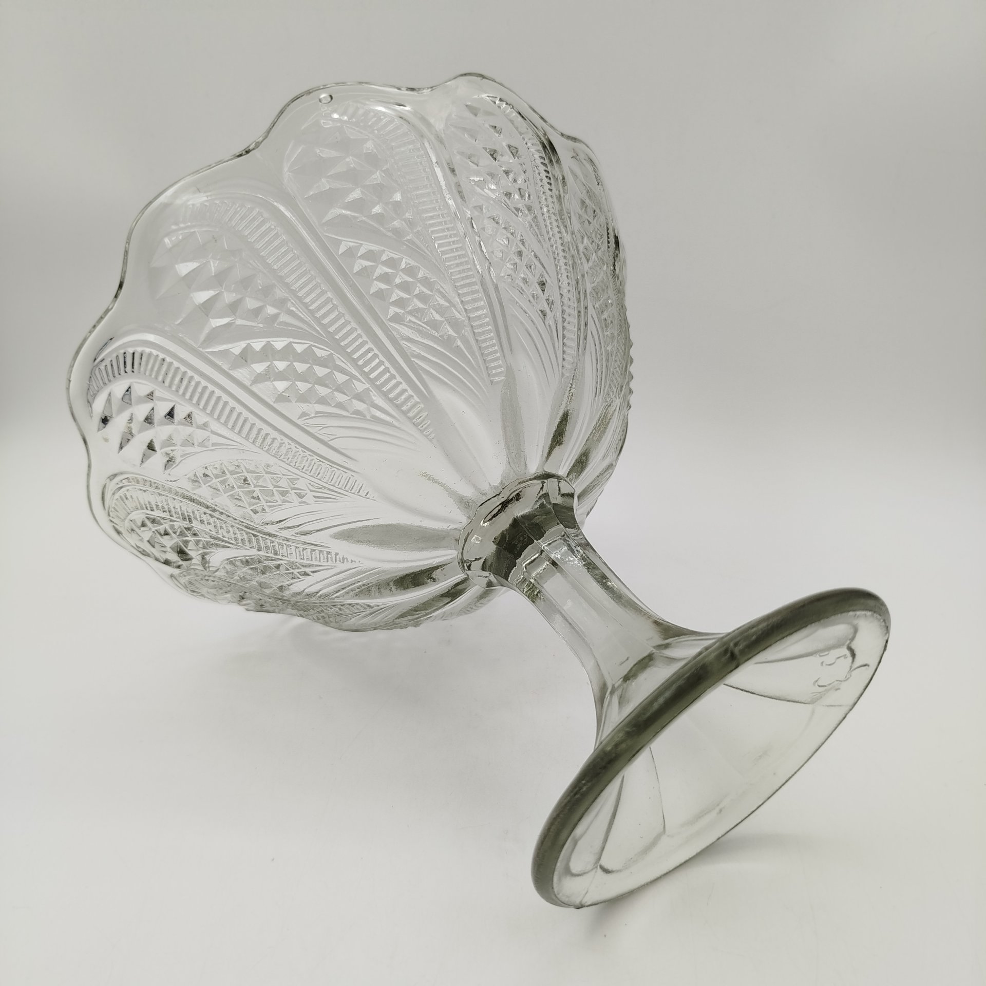 Ваза на ножке, украшенная геометрическим декором, стекло, пресс, СССР, 1970-1990 гг.