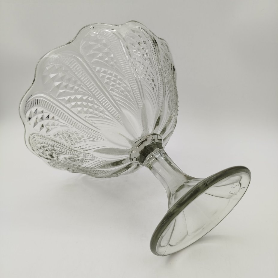 Ваза на ножке, украшенная геометрическим декором, стекло, пресс, СССР, 1970-1990 гг.