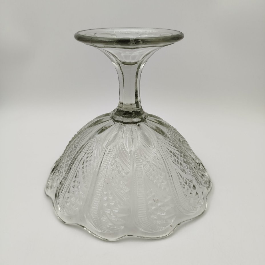 Ваза на ножке, украшенная геометрическим декором, стекло, пресс, СССР, 1970-1990 гг.