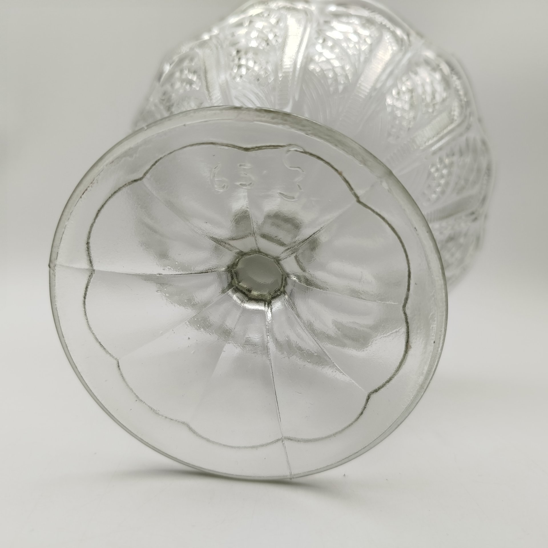 Ваза на ножке, украшенная геометрическим декором, стекло, пресс, СССР, 1970-1990 гг.