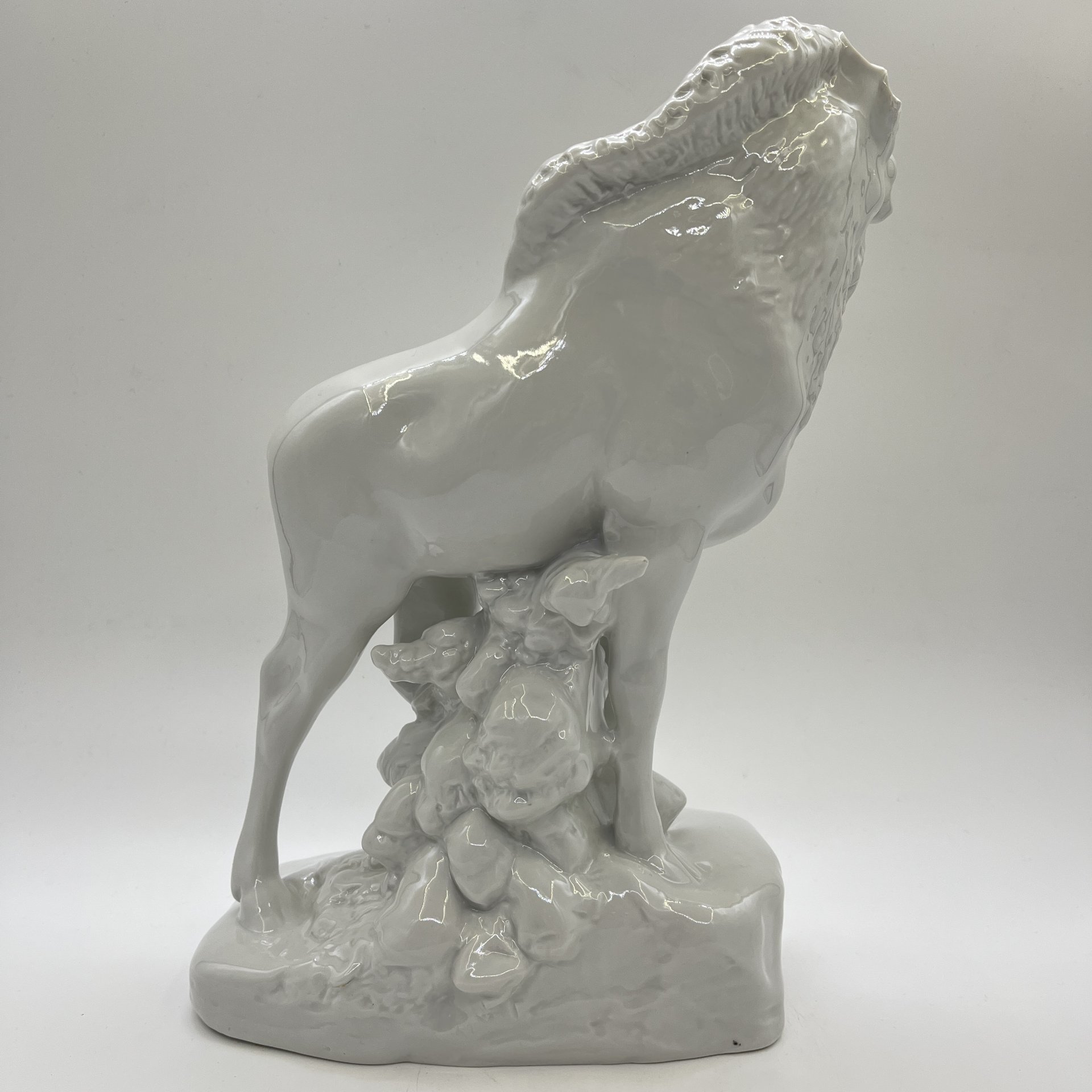 Статуэтка "Лось", скульптор Б. Я. Воробьёв (под реставрацию), фарфор, Ленинградский фарфоровый завод (ЛФЗ), СССР, 1950-1960 гг.