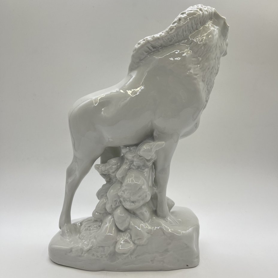 Статуэтка "Лось", скульптор Б. Я. Воробьёв (под реставрацию), фарфор, Ленинградский фарфоровый завод (ЛФЗ), СССР, 1950-1960 гг.