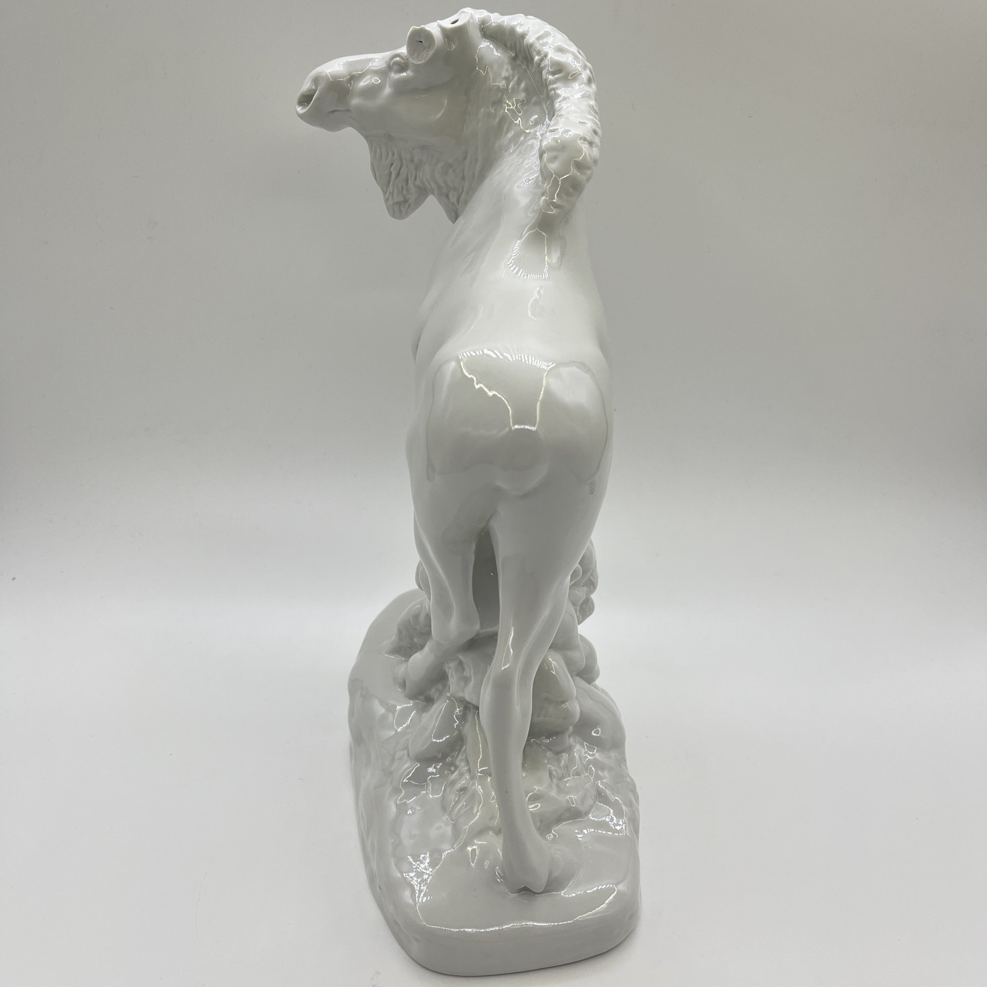 Статуэтка "Лось", скульптор Б. Я. Воробьёв (под реставрацию), фарфор, Ленинградский фарфоровый завод (ЛФЗ), СССР, 1950-1960 гг.