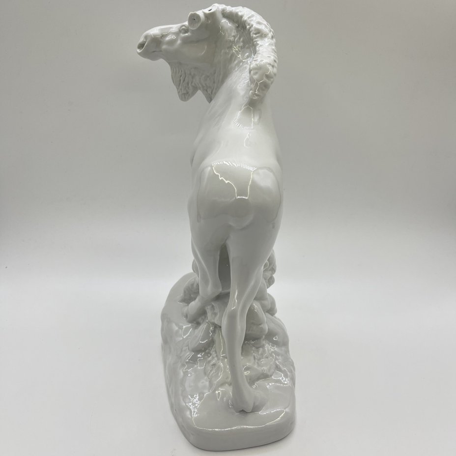 Статуэтка "Лось", скульптор Б. Я. Воробьёв (под реставрацию), фарфор, Ленинградский фарфоровый завод (ЛФЗ), СССР, 1950-1960 гг.