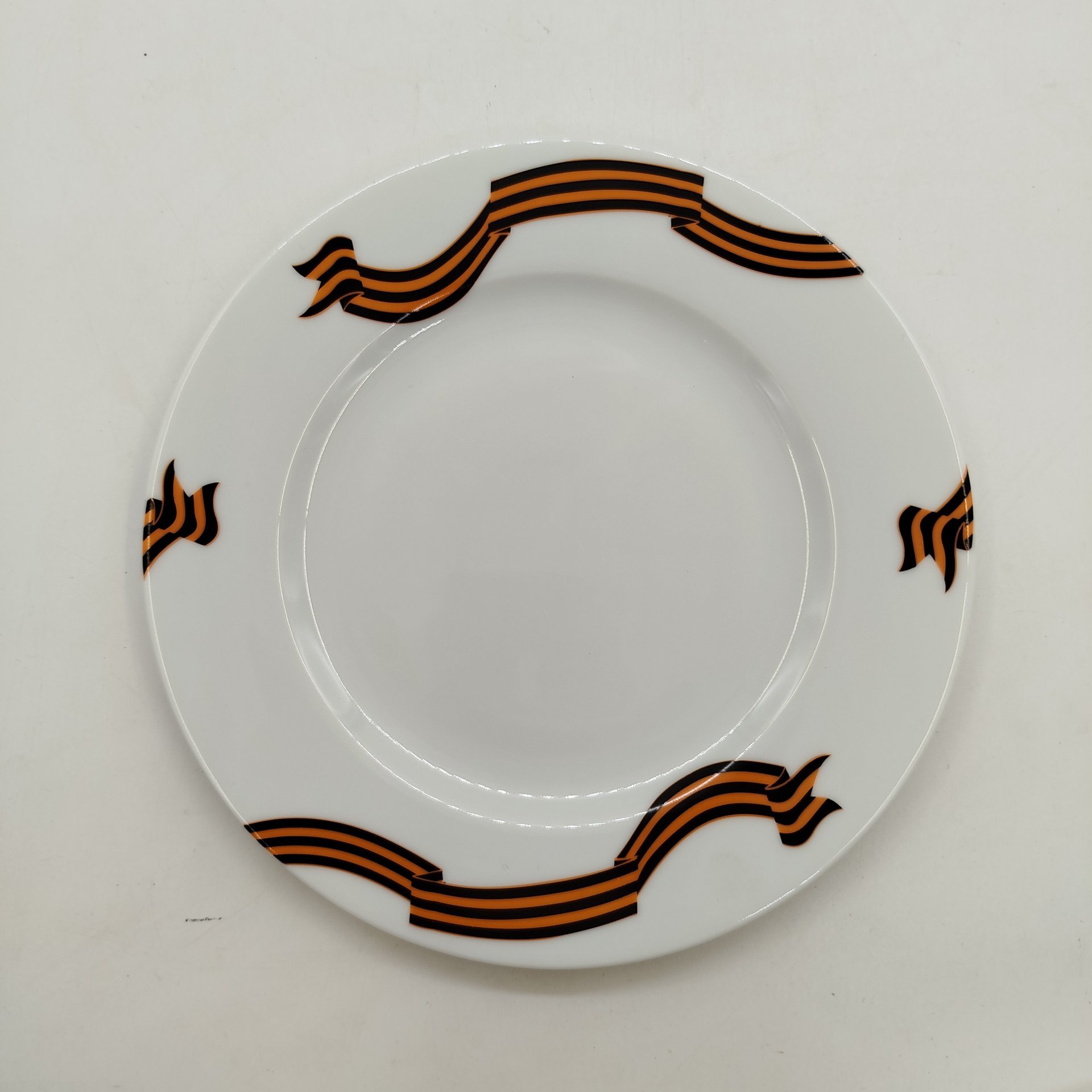 Чайная тройка "65 лет Победы", фарфор, Императорский фарфоровый завод (ИФЗ), Россия, 2010 г.