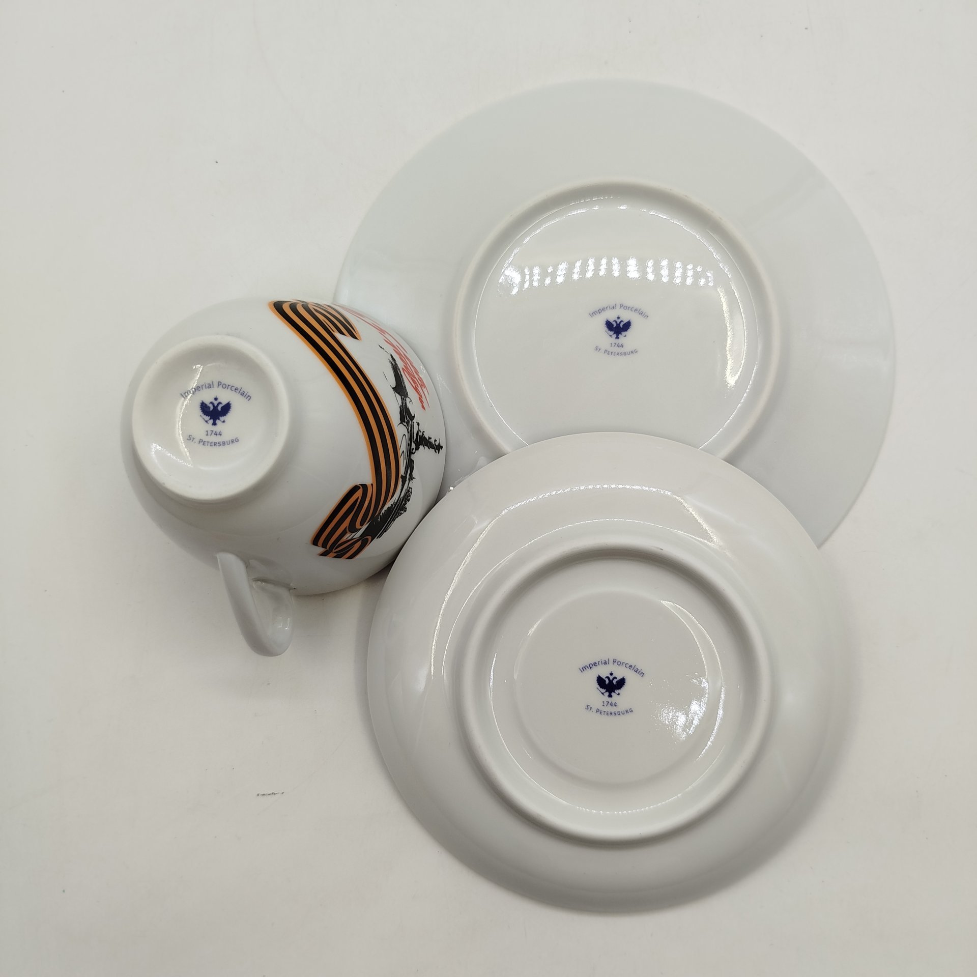 Чайная тройка "65 лет Победы", фарфор, Императорский фарфоровый завод (ИФЗ), Россия, 2010 г.