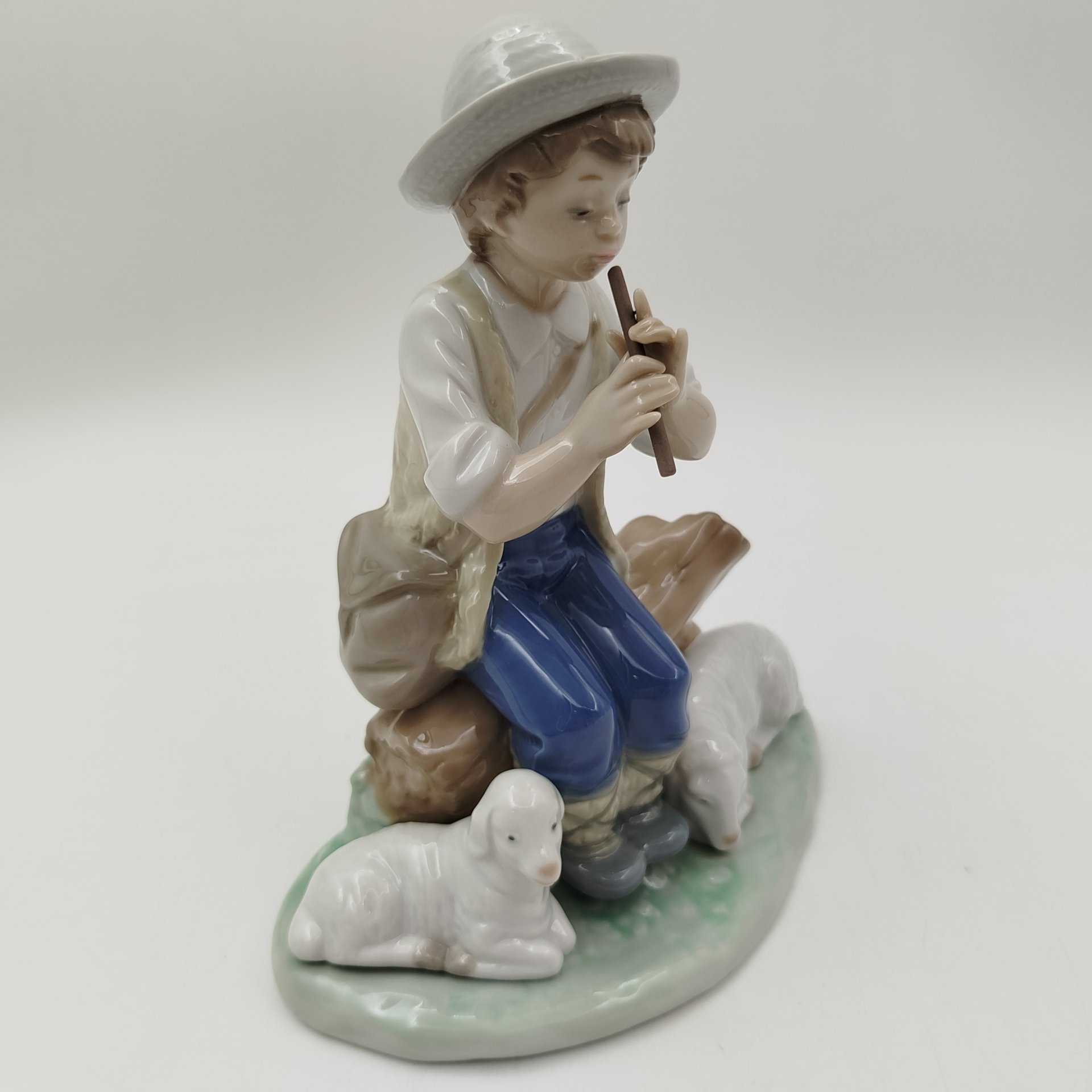 Статуэтка "Пастушок с овцами", фарфор, роспись, NAO Porcelain, Испания, 1987 г.