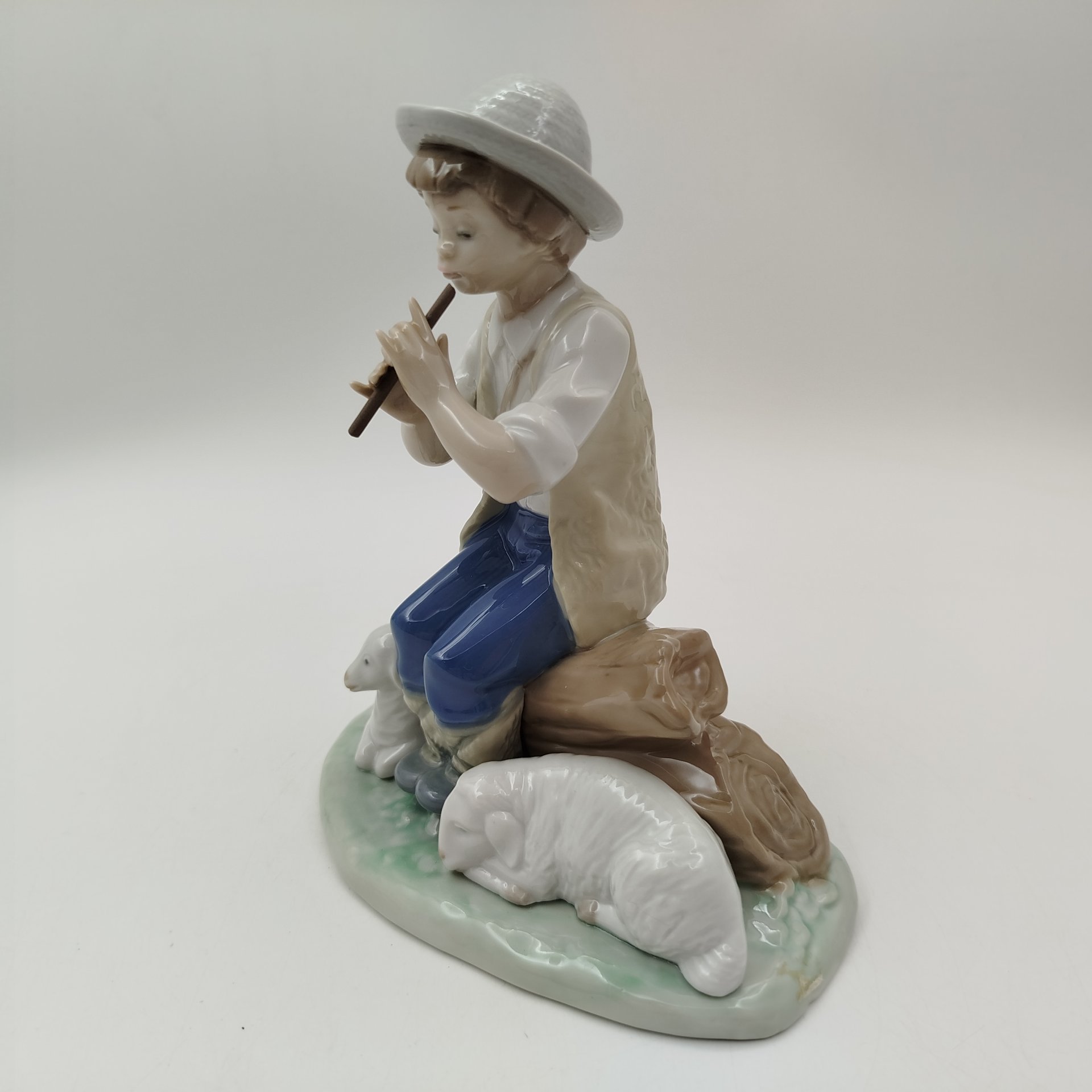 Статуэтка "Пастушок с овцами", фарфор, роспись, NAO Porcelain, Испания, 1987 г.