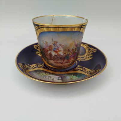 Пара кофейная с батальным сюжетом "Битва при Рокруа", (выполнена для дворца Тюильри "Chateau des Tuileries"), фарфор, крытье кобальтом, роспись, золочение, Севрская фарфоровая мануфактура (Sevres), Франция, 1844 г.