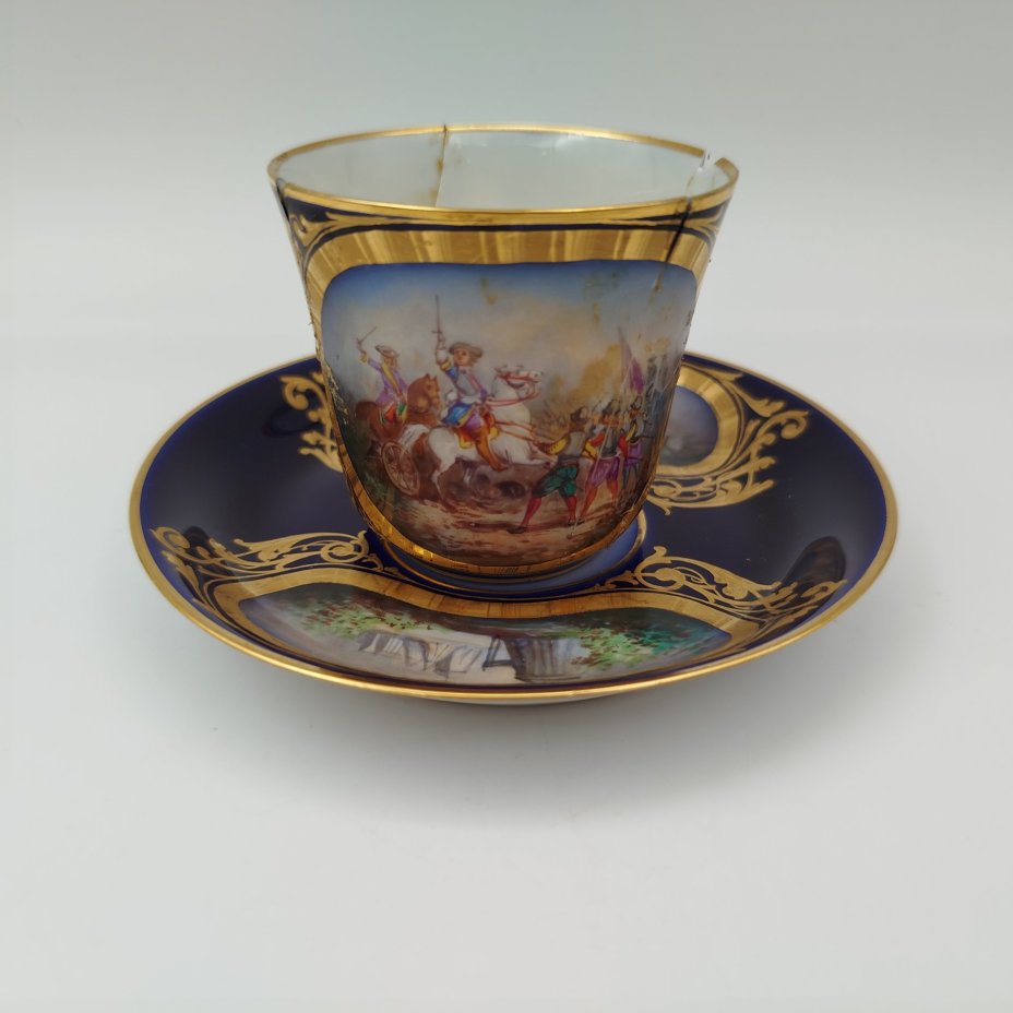 Пара кофейная с батальным сюжетом "Битва при Рокруа", (выполнена для дворца Тюильри "Chateau des Tuileries"), фарфор, крытье кобальтом, роспись, золочение, Севрская фарфоровая мануфактура (Sevres), Франция, 1844 г.