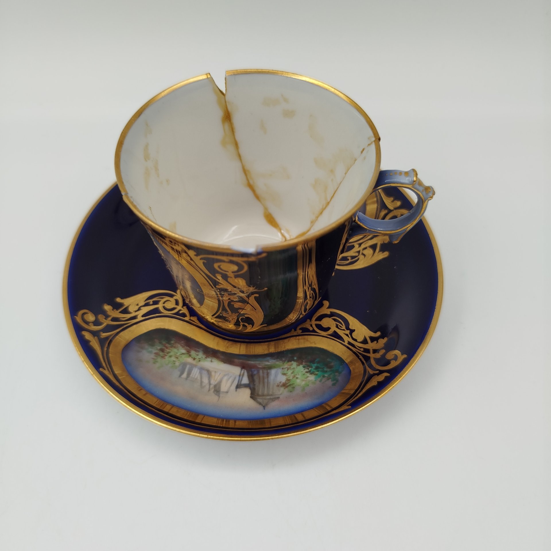 Пара кофейная с батальным сюжетом "Битва при Рокруа", (выполнена для дворца Тюильри "Chateau des Tuileries"), фарфор, крытье кобальтом, роспись, золочение, Севрская фарфоровая мануфактура (Sevres), Франция, 1844 г.