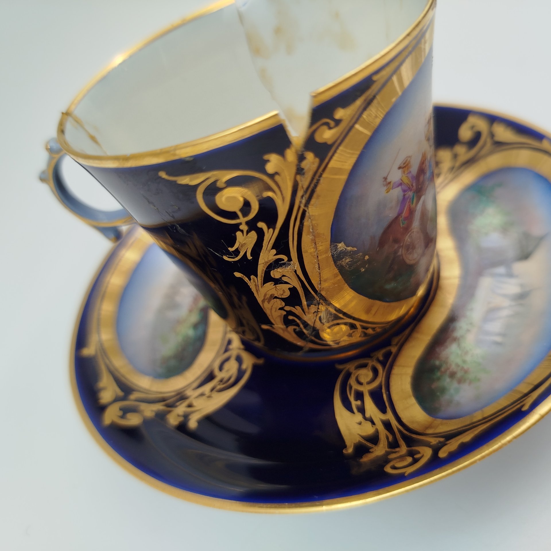 Пара кофейная с батальным сюжетом "Битва при Рокруа", (выполнена для дворца Тюильри "Chateau des Tuileries"), фарфор, крытье кобальтом, роспись, золочение, Севрская фарфоровая мануфактура (Sevres), Франция, 1844 г.