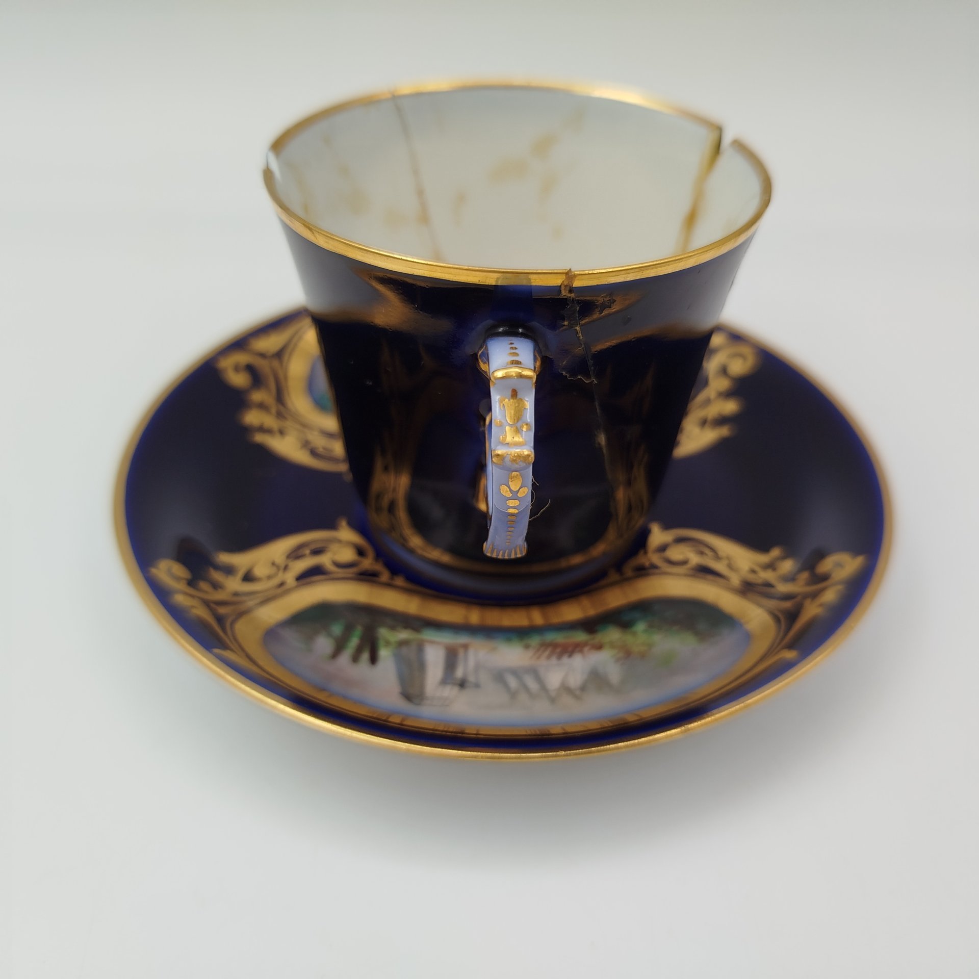 Пара кофейная с батальным сюжетом "Битва при Рокруа", (выполнена для дворца Тюильри "Chateau des Tuileries"), фарфор, крытье кобальтом, роспись, золочение, Севрская фарфоровая мануфактура (Sevres), Франция, 1844 г.