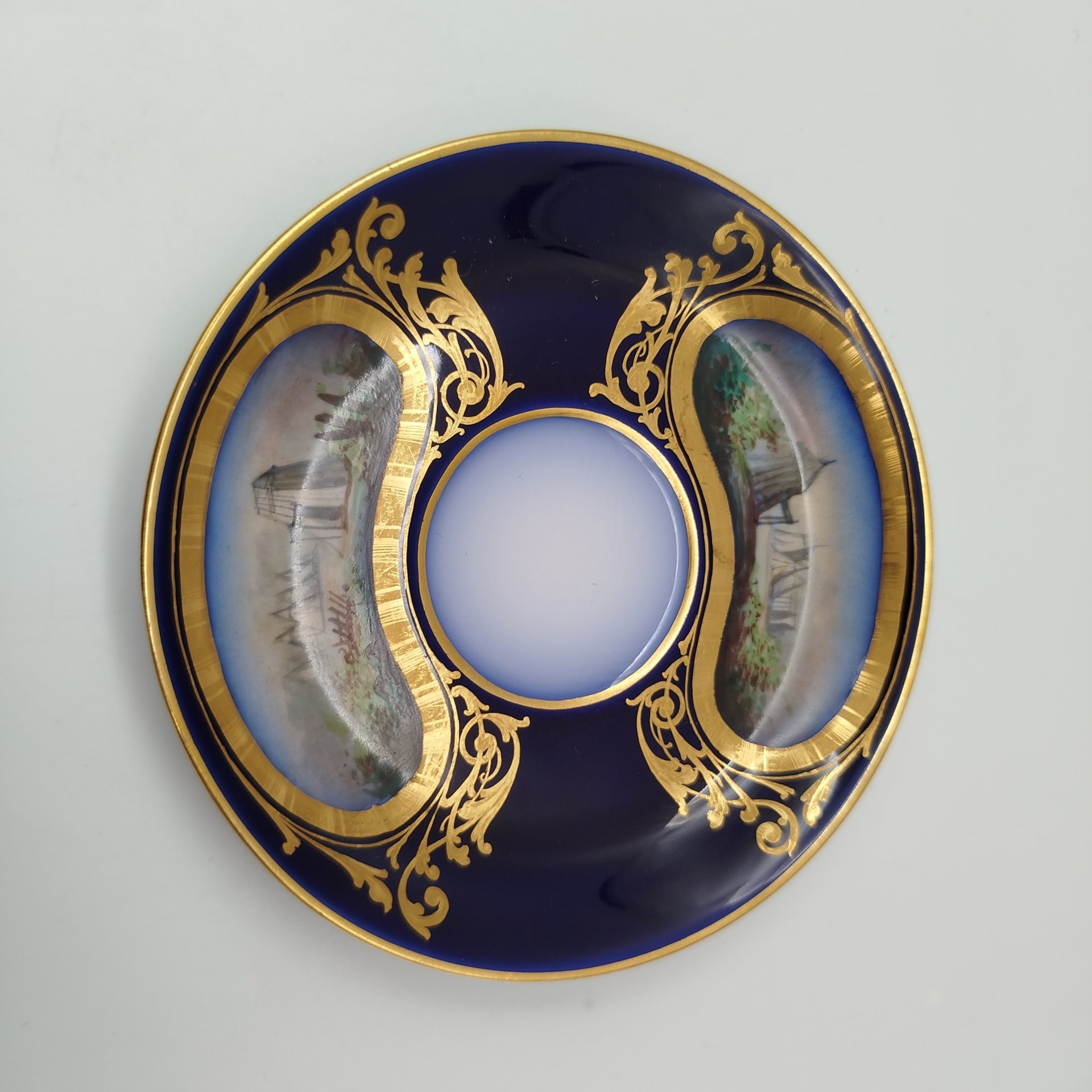 Пара кофейная с батальным сюжетом "Битва при Рокруа", (выполнена для дворца Тюильри "Chateau des Tuileries"), фарфор, крытье кобальтом, роспись, золочение, Севрская фарфоровая мануфактура (Sevres), Франция, 1844 г.