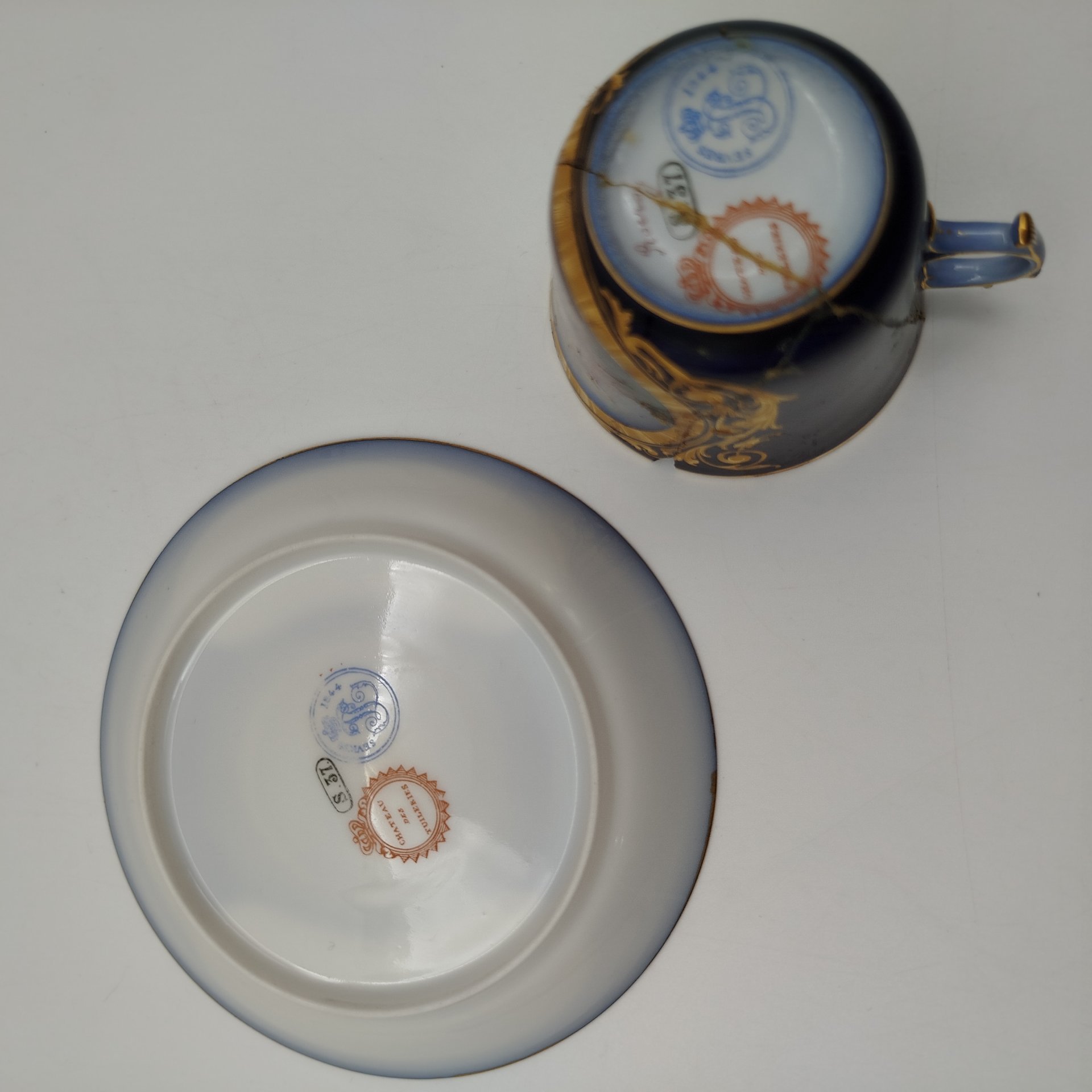 Пара кофейная с батальным сюжетом "Битва при Рокруа", (выполнена для дворца Тюильри "Chateau des Tuileries"), фарфор, крытье кобальтом, роспись, золочение, Севрская фарфоровая мануфактура (Sevres), Франция, 1844 г.